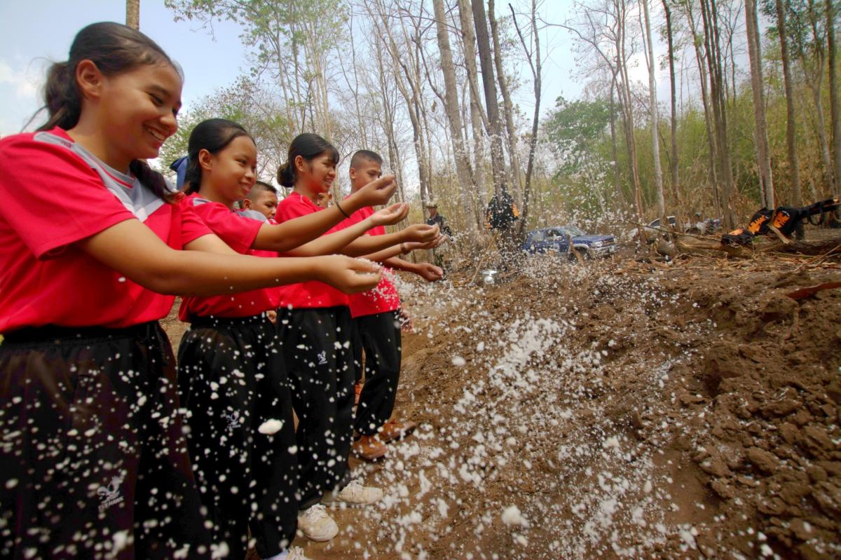 Schüler verteilen Salze und Mineralien